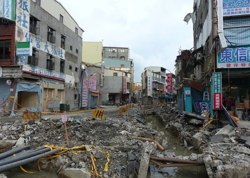 ▲8月1日高雄氣爆11週年！2014年7月31日晚間，高雄前鎮區瀰漫著濃厚的瓦斯臭味，誰也沒想到這些氣體最後釀成氣爆意外，奪走32條人命。（圖/維基百科）