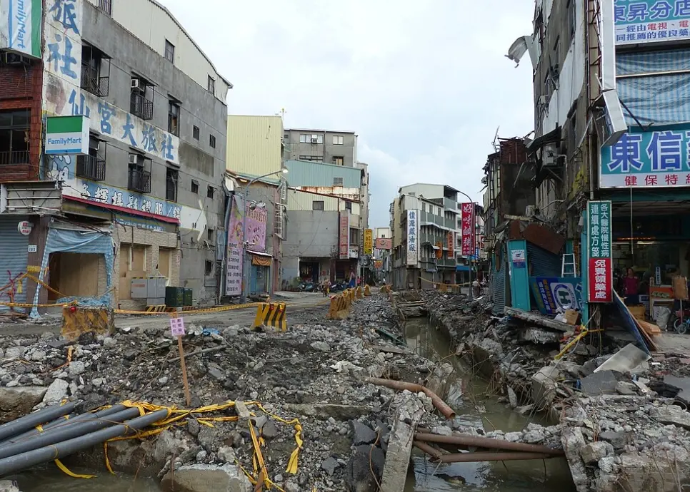 ▲8月1日高雄氣爆11週年！2014年7月31日晚間，高雄前鎮區瀰漫著濃厚的瓦斯臭味，誰也沒想到這些氣體最後釀成氣爆意外，奪走32條人命。（圖/維基百科）