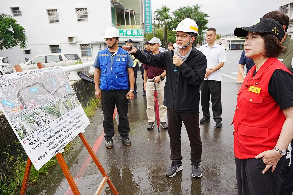 ▲因應夏季汛期，周春米視察多項即將完工或施工中的治水工程。（圖／屏東縣府提供）