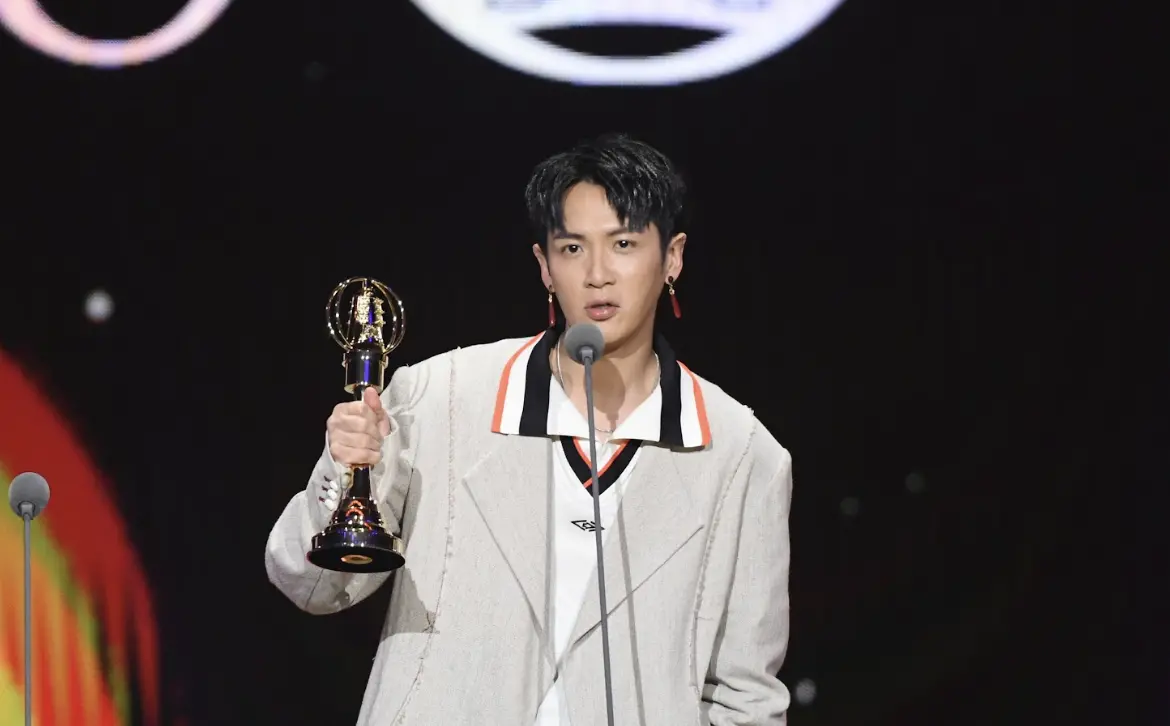 ▲藝人柯震東（如圖）、姚淳耀為金鐘60前導影片獻聲，象徵世代交棒。金鐘60主題「下一秒，未來」，邀書法家董陽孜打造視覺設計，融合傳統與創新，10月將於台北流行音樂中心隆重登場。（圖／三立 提供）