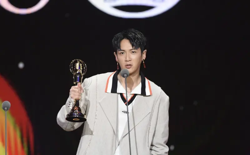 ▲藝人柯震東（如圖）、姚淳耀為金鐘60前導影片獻聲，象徵世代交棒。金鐘60主題「下一秒，未來」，邀書法家董陽孜打造視覺設計，融合傳統與創新，10月將於台北流行音樂中心隆重登場。（圖／三立 提供）