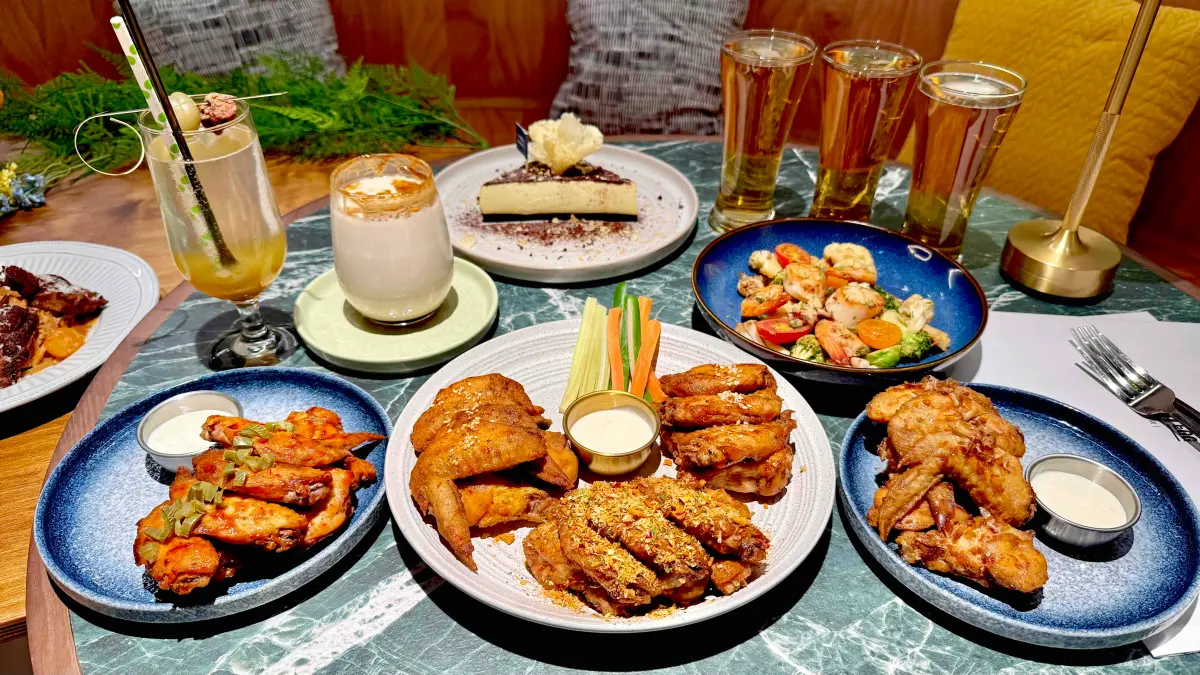 ▲台北小巨蛋進駐不限時網美打卡餐廳GUMGUM EGG！開吃墨西哥辣甜心、黑醋歌舞醬魂雞翅新口味。今開幕雞翅、披薩、沙拉、義大利麵及蔬食全菜單料理「半價優惠」吃3天。信義店等同慶優惠一覽看。（圖／記者蕭涵云攝）