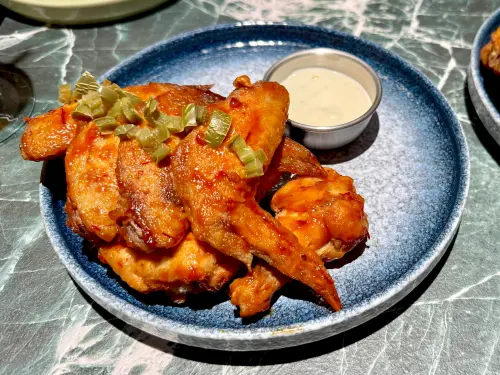 ▲台北小巨蛋GUMGUM EGG搶先開吃「墨西哥辣甜心」雞翅。（圖／記者蕭涵云攝）