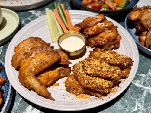 ▲GUMGUM「避風塘雞、花椒麻麻、加勒比海燒烤」三大人氣口味。（圖／記者蕭涵云攝）