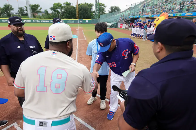 ▲中華隊今日以9：4力退多明尼加，第3局中華隊抗議多明尼加投手更換有瑕疵，不過裁判組不受理。（圖／中華棒協提供）