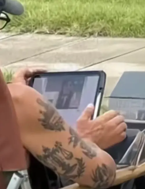 ▲具俊曄疑似手拿平板觀看《流星花園》，墓園內畫面引熱議。（圖／微博）