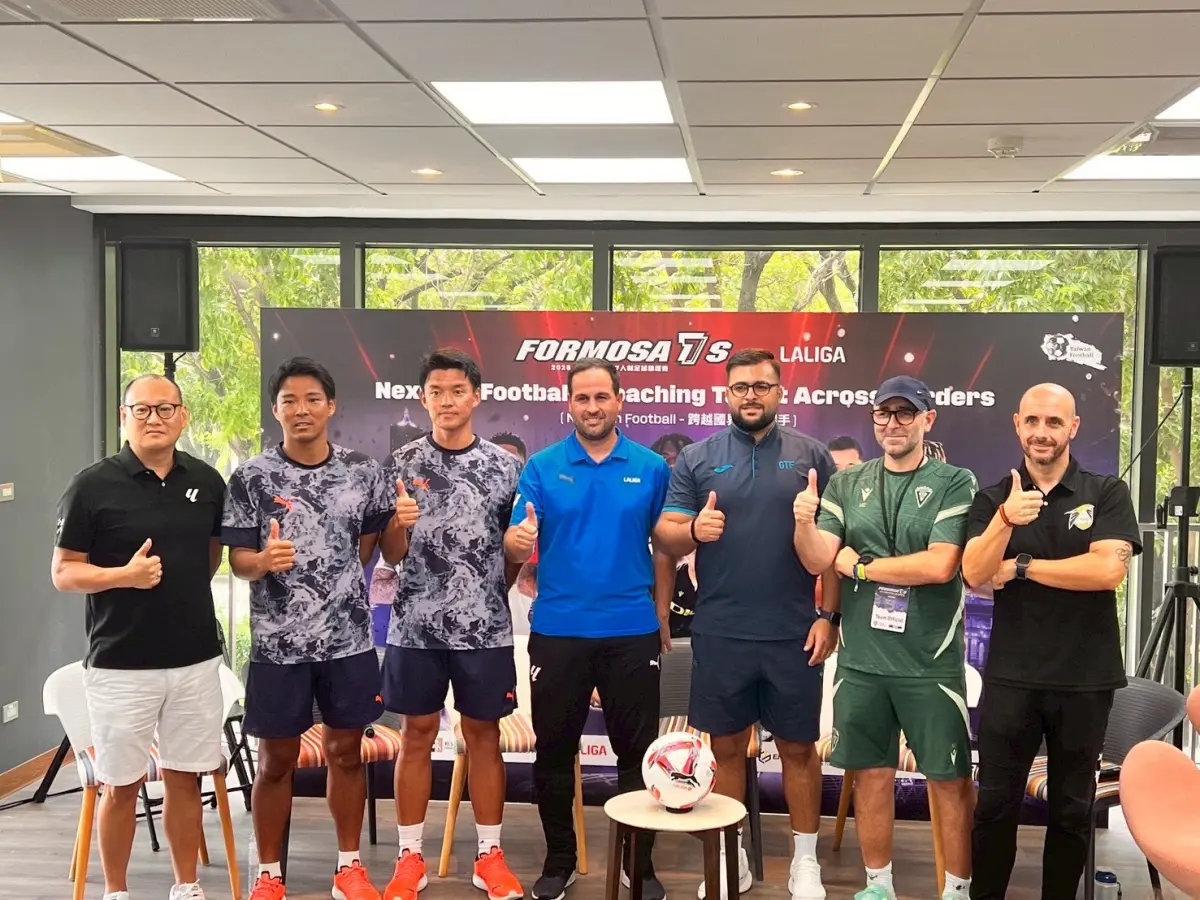 ▲主辦單位柏文健康事業與西甲聯賽（LALIGA）同步舉辦「2025福爾摩沙國際座談會」，(左一)西甲聯賽大中華區執行副總裁孫至誠，左二、左三日本大津高中教練若杉拓哉與打越敬。(圖/DAZN提供)