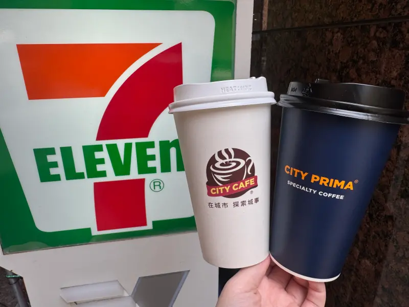 ▲七夕情人節咖啡優惠整理包，7-11五六日咖啡優惠精品生椰厚拿鐵第2杯10元、烏龍奶茶買2送2。（圖／記者鍾怡婷攝）