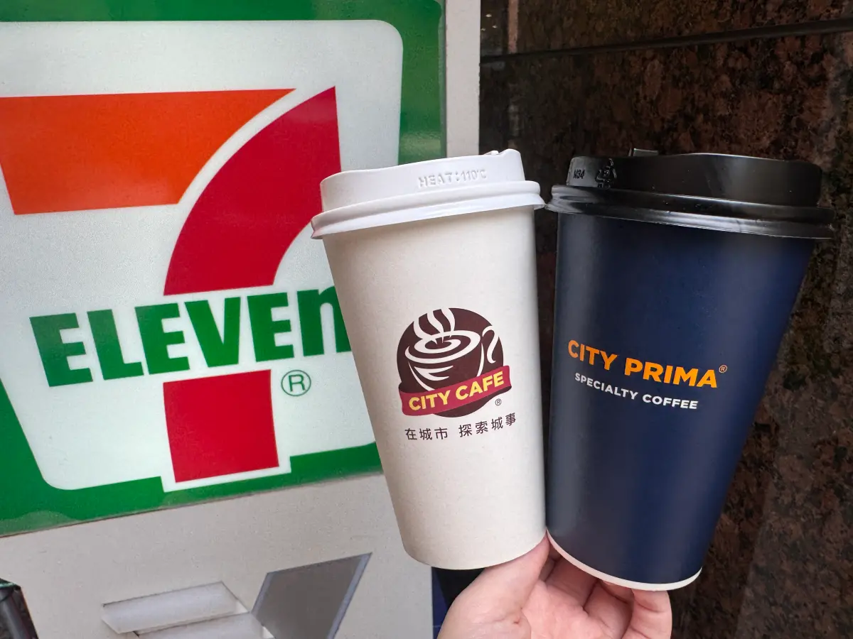 ▲五六日咖啡優惠出爐，7-11門市特選美式、特選拿鐵買2送2，相當於半價開喝，還有APP行動隨時取寄杯特選咖啡買8送8。（圖／記者鍾怡婷攝）