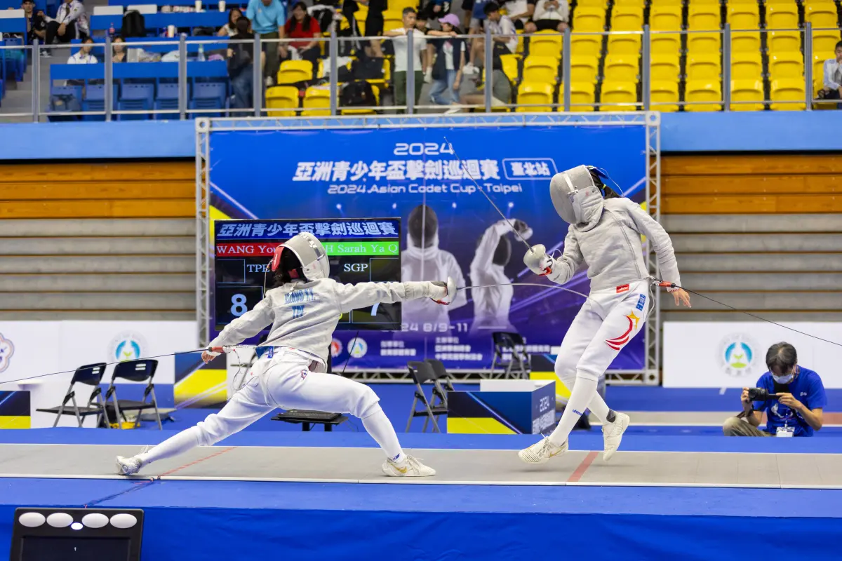 ▲亞洲青少年盃擊劍巡迴賽臺北站在臺北體育館盛大開幕，展現青少年擊劍實力。(圖/聯新體育提供)