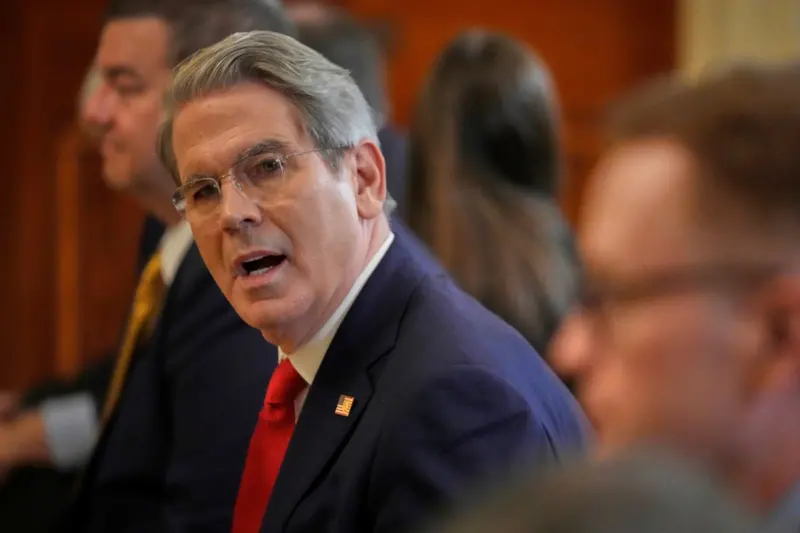 ▲美國財長貝森特近來傳出，對聯邦住房金融局局長普爾特爆粗口，飆罵要打爆對方的臉，讓一場聚集數十名川普政府官員的私人晚宴演變成瀕臨動手的驚悚對峙。（圖／美聯社／達志影像）