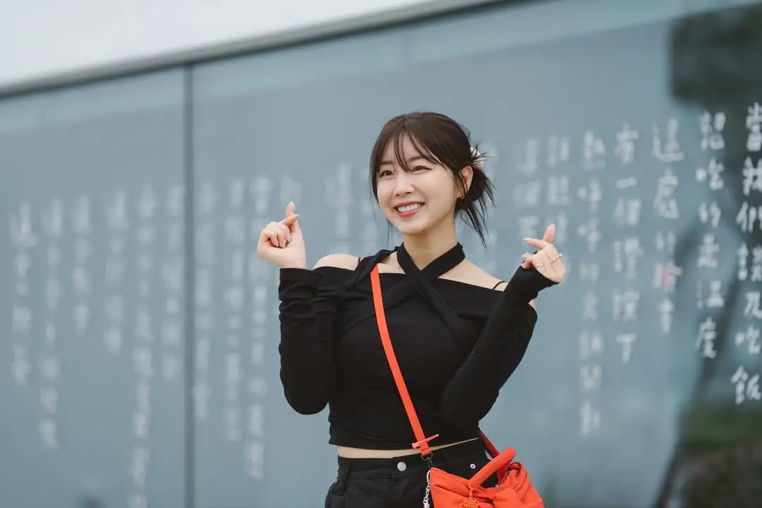 ▲韓籍啦啦隊女神安芝儇近日參加實境節目《我們回家吧3》，在節目中坦言過往在韓國應援時遭偷拍裙底，甚至還被丟酒瓶侮辱，曾一度失去工作熱情，如今在台灣找到尊嚴與歸屬，直呼「像展開第二人生」。（圖／翻攝自我們回家吧IG@back.myhome）