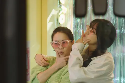 ▲安芝儇（右）近日登上曾寶儀（左）的實境節目，大談過往應援時期的黑歷史。（圖／翻攝自我們回家吧IG）