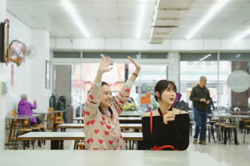 ▲安芝儇（右）2023年受邀來台工作以後，重新燃起工作上的熱情。（圖／翻攝自我們回家吧IG）