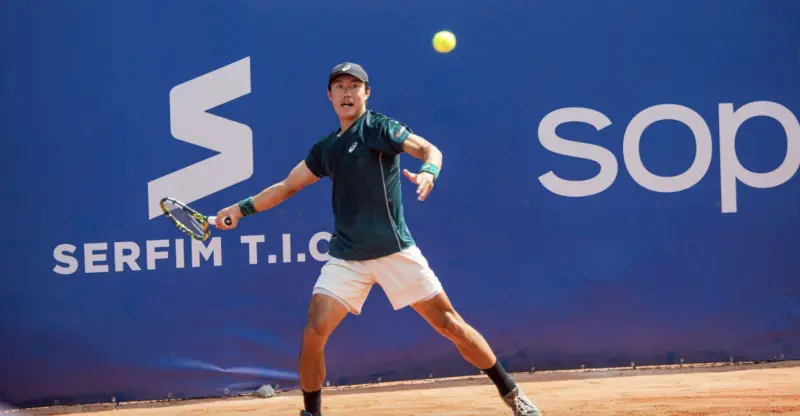 ▲台灣男子網球好手許育修，於美國萊辛頓男網挑戰賽16強以小搏大，以2盤完封美國地主第7種子尤班克斯（Christopher Eubanks），以黑馬之姿闖進男單8強。（圖／截自許育修臉書）