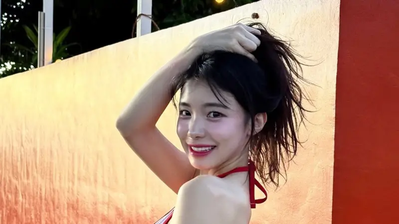 李多慧紅白比基尼美到窒息！濕髮回眸秀腹肌　代言活動邀約不斷