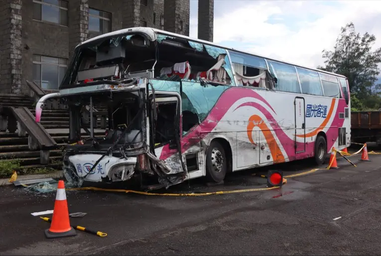 ▲新北萬里23日上午發生重大車禍，一輛聯結車打滑對撞國光客運。（圖／運安會提供）