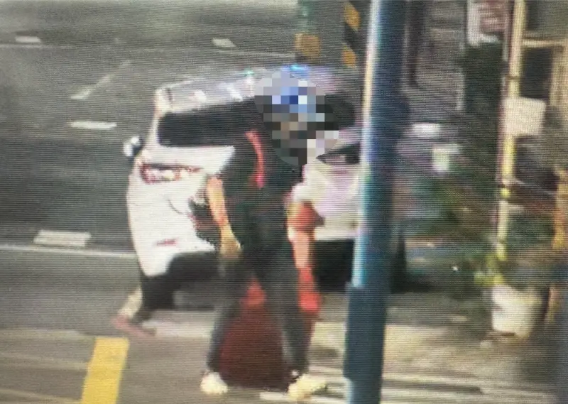 ▲監視器拍下新莊箱屍案嫌犯29歲陳姓男子拖著紅色行李箱。（圖／警方提供）