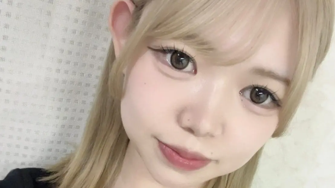 ▲日本偶像麥野紬出道僅5天即遭經紀公司退團，有網友翻出她過去疑似在成人網站拍攝成人影片遭揭發，經紀公司認審核失誤並致歉，引發網路熱議。（圖／翻攝自X）