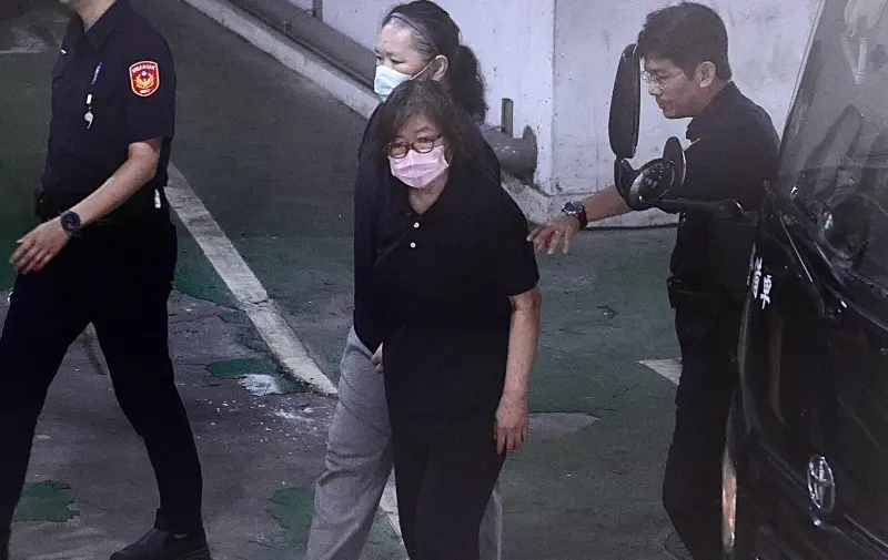 ▲國民黨台北市黨部主委黃呂錦茹下囚車出庭。（圖／記者朱永強攝）