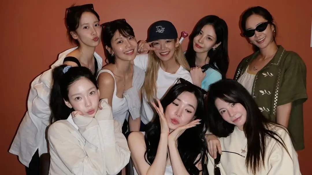 ▲傳奇女團「女帝」少女時代今（1）日前為Tiffany（前排中）慶生，8位成員齊聚一堂畫面曝光，氣氛溫馨如家聚，適逢出道18週年前夕，展現不變「女帝團魂」。（圖／翻攝自Tiffany IG @tiffanyyoungofficial）