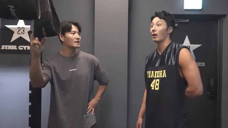 ▲丁一宇因為有腦動脈瘤，血壓不能升高、不適合做重訓，金鍾國（左）就協助他嘗試低重量的鍛鍊。（圖／김종국 GYM JONG KOOK YouTube）