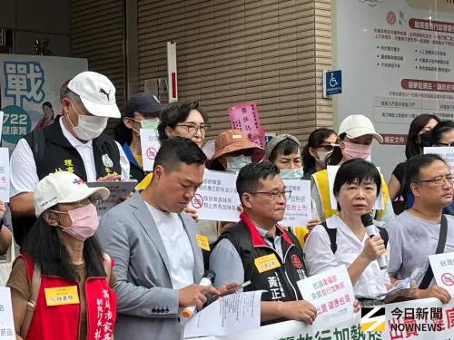 ▲台灣拒菸聯盟今聚集國健署門口抗議加熱菸突然闖關，而正逢新任署長就任，祝賀花籃陸續送至國健署。（圖／記者張乃文攝）