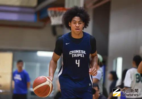 ▲國際籃球總會（FIBA）在昨（4）日在官網公布最新亞洲盃的戰力榜，中華隊排在本屆第12位，國際籃球總會甚至點名盧峻翔的缺席，將對中華隊戰力造成影響。（圖／記者葉政勳攝 ,2025.07.31）