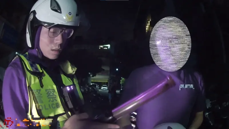 ▲員警製作筆錄時詢問「是否知道飲酒不得騎車？」潘男竟嗆：「你是執法人員還是公民與道德的老師啊？（圖/記者鄧力軍翻攝）