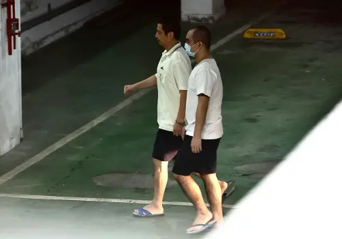 ▲國民黨台北市黨部總幹事姚富文（左）涉嫌罷免案幽靈連署遭起訴出庭。（圖／記者朱永強攝）