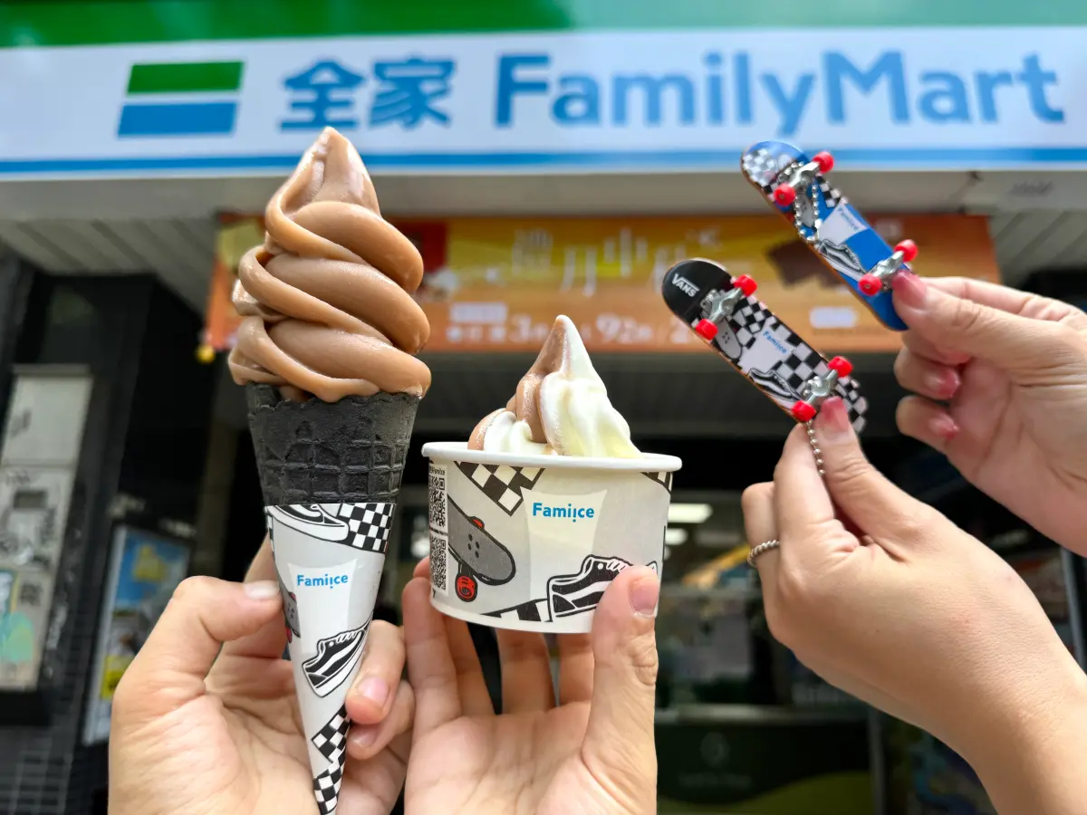 ▲全家霜淇淋8月新口味來了！首度聯名潮流品牌VANS，推出「滑爆可樂霜淇淋」新口味。（圖／記者鍾怡婷攝）