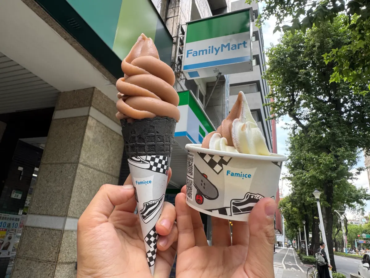 ▲週末冰品優惠，全家霜淇淋買一送一，還有奶昔也半價優惠；7-11則有特大杯思樂冰買一送一。（圖／記者鍾怡婷攝）