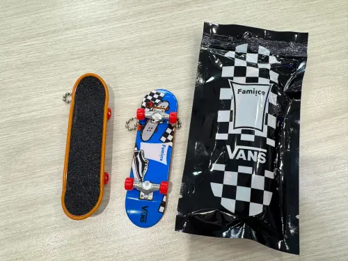 「VANS手指滑板吊飾」,每個售價49元,8月5日至9月2日凡購買VANS聯名商品(包括霜淇淋),加價9元即可獲得。(圖/記者鍾怡婷攝) ▲「VANS手指滑板吊飾」,每個售價49元,8月5日至9月2日凡購買VANS聯名商品(包括霜淇淋),加價9元即可獲得。(圖/記者鍾怡婷攝)