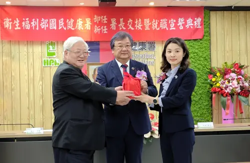 ▲國健署新舊署長交接。（圖／國健署提供）