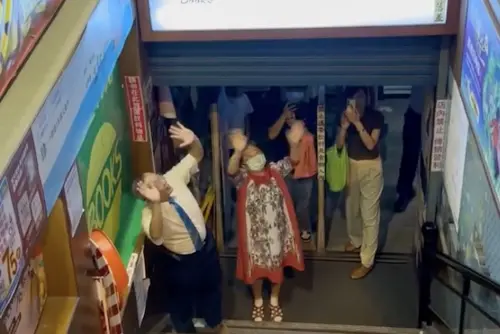 37年「諾貝爾圖書城」正式熄燈！桃園人擠滿哭爆：再見了我的青春
