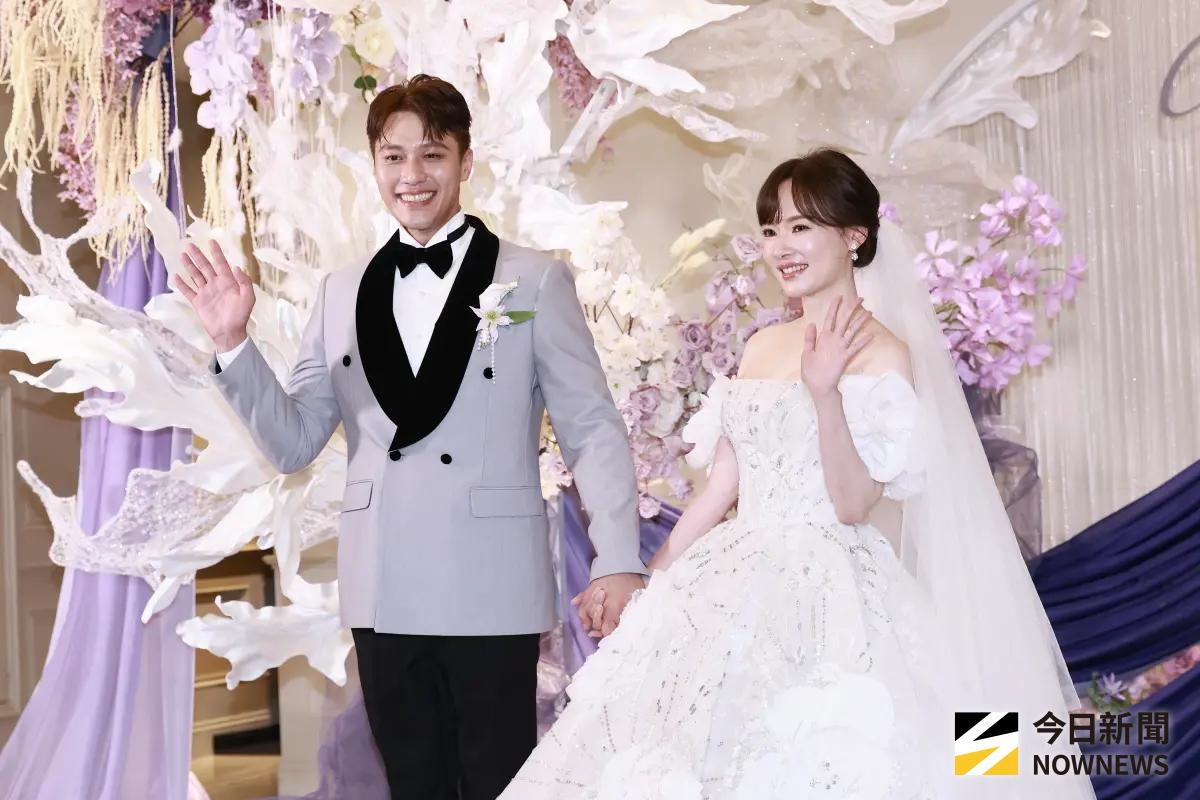 ▲張睿家（左）及黃安若（右）愛情長跑13年，於2019年結婚，今（1）日席開22桌、砸下近300萬舉辦婚宴，他們牽著手在眾人見證下，恩愛親吻彼此，張睿家深情告白：「謝謝妳從沒試圖改變我，而是陪我一起成為更完整的我們。」（圖／記者嚴俊強攝影）