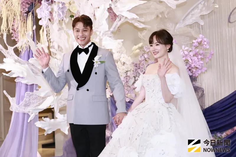 ▲張睿家（左）及黃安若（右）愛情長跑13年，於2019年結婚，今（1）日席開22桌、砸下近300萬舉辦婚宴，他們牽著手在眾人見證下，恩愛親吻彼此，張睿家深情告白：「謝謝妳從沒試圖改變我，而是陪我一起成為更完整的我們。」（圖／記者嚴俊強攝影）