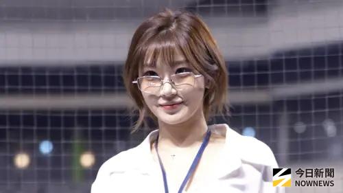 李珠珢OL風應援成焦點！陳晨威靈魂出竅緊盯被抓包　粉絲急喊JuJu
