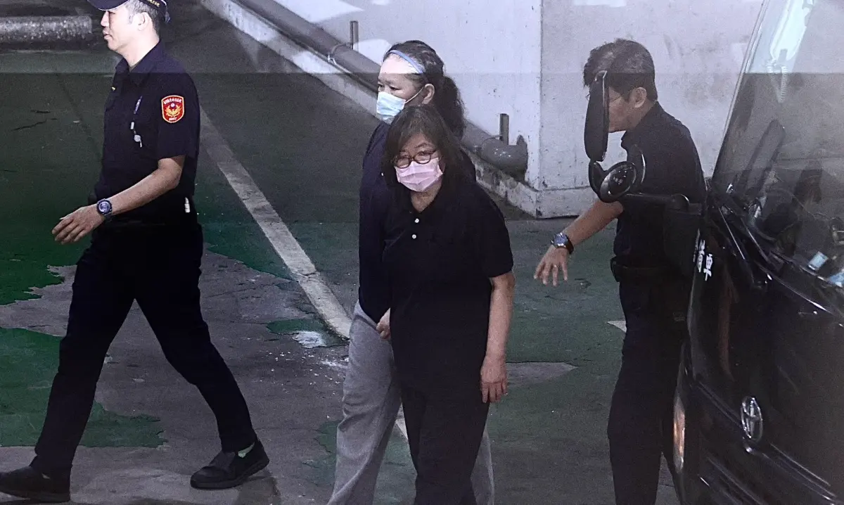 ▲黃呂錦茹幽靈連署案首度開庭坦承罪行，台北地院裁定她1千萬交保、限制住居限制出境出海、並對她實施科技監控。（圖／記者朱永強攝）