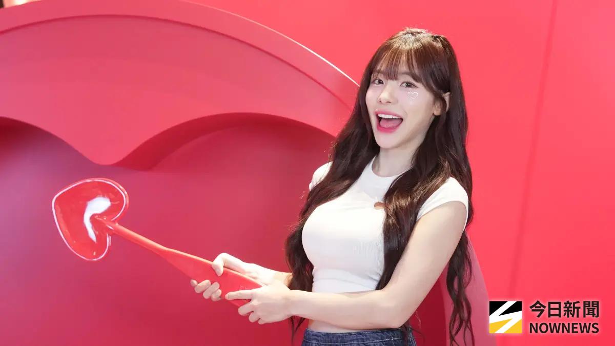 ▲李多慧今（1）日出席活動，透露自己一早被粉絲為她準備的生日公車應援嚇醒，感動直呼要親自拍照，她也透露自己的生日規劃及父親節規劃，透露自己大方送爸媽信用卡，展現可愛又霸氣一面。談到近期住院的沈玉琳，李多慧也送暖表示：「希望玉琳哥早日康復！」（圖／記者張一笙攝）