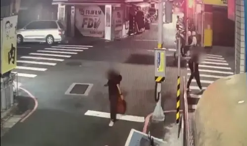 ▲嫌犯拖著紅色行李箱準備丟棄時，途中與其他路人擦肩而過。（圖／警方提供）