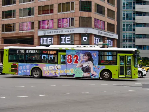 ▲李多慧的粉絲集資，為她製作生日應援公車。（圖／李多慧粉絲後援會IG提供 @dragonbeautiesdahyelee）