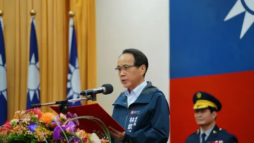 ▲ 林欽榮除肯定高市警局上半年治安民調滿意度為81.45%， 創下新高外，也期許新到任分局長繼續強力掃蕩所有不法，全力守護市民的生命財產。人。（圖／高市警局提供）