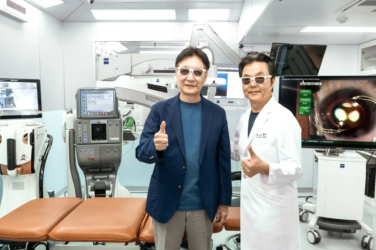 ▲趙少康（左）罹患白內障合併「兩眼不等視」，經張正忠醫師（右）植入雙眼差異化的水晶體，得以重拾清晰視力。（圖／張正忠提供）
