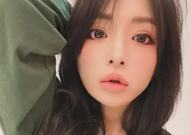 ▲47歲濱崎步（如圖）自7歲開始拍廣告幫忙養家，憑堅毅個性在歌壇上屹立不搖。然而在事業巔峰時，濱崎步因長期在高分貝環境下演出導致左耳完全失聰，仍堅持唱下去。（圖／a.you IG）