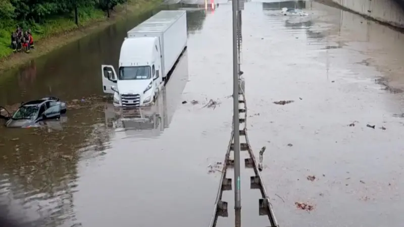 美東又暴雨！地鐵湧瀑布變「水舞間」　紐約、紐澤西緊急狀態