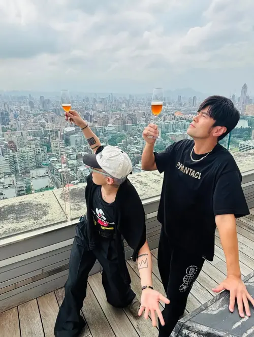 ▲周杰倫（右）堪稱是台灣藝人「豪宅第一人」，不僅持有多筆豪宅頂樓，甚至幾乎買下整棟給家人住，日前GD（左）來台灣才到他家一同共飲紅酒。（圖／翻攝自周杰倫IG）