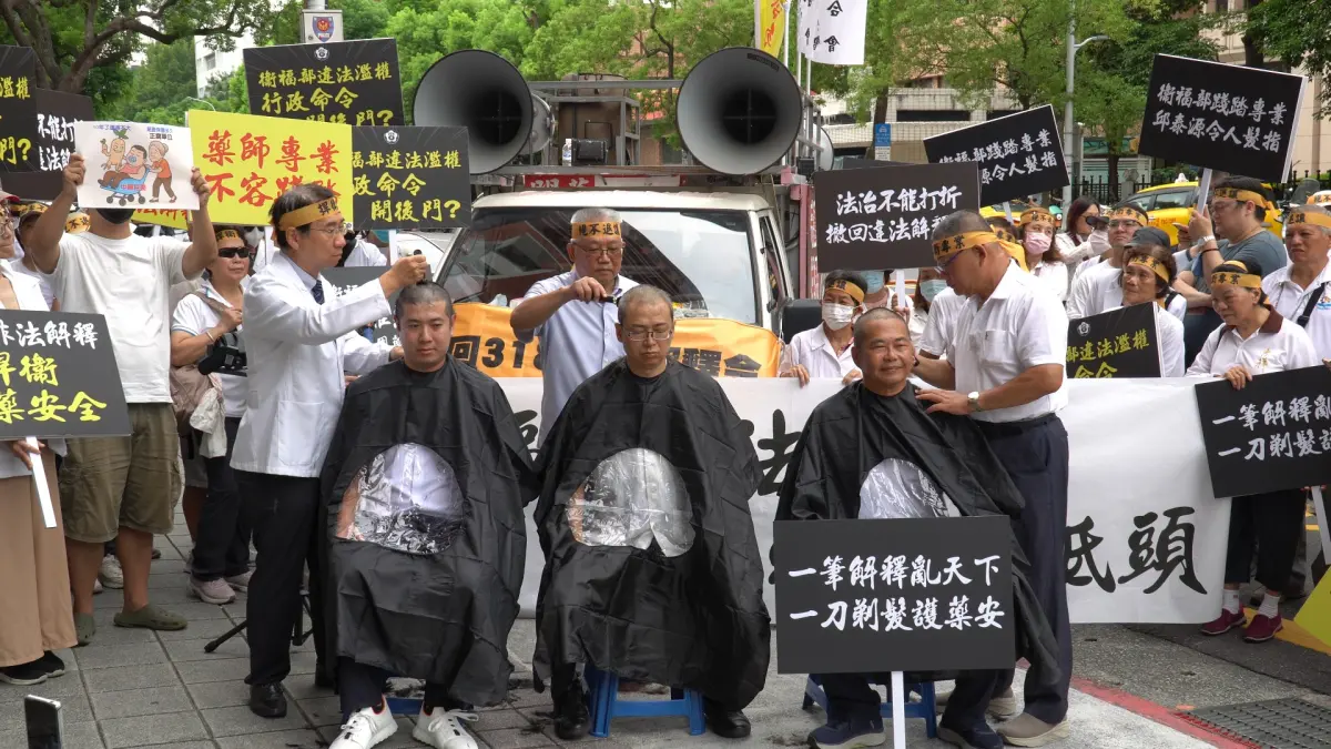 ▲藥師公會全聯會剃頭抗議《藥事法》第103條第2項違法，直指衛福部無法無天。（圖／藥師公會全聯會提供）