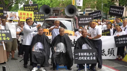 藥師抗議現場怒剃頭!批衛福部無法無天 「邱泰源令人髮指」