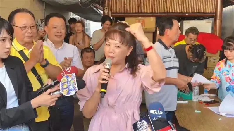 ▲上月13日罷免案未通過時,陳玉鈴當眾高歌一曲,歌喉令人驚艷。(圖/翻攝蔡銘軒臉書,2025.08.01)
